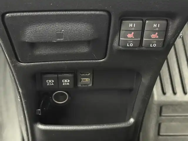 トヨタ ノア ハイブリッド Si 愛知県 2020(令2)年 1.9万km ホワイトパールクリスタルシャイン ディーラーオプション10インチTコネクトナビ/　　・Bluetooth対応/フルセグTV/HDMI/ドライブレコーダー/ビルトインETC/純正12.1インチ後席フリップダウンモニター/シートヒーター（前席）/キャプテンシート/社外ラバーマット/片側パワースライドドア（左側）/純正リヤスポイラー/純正16インチアルミホイール/LEDヘッドライト/社外ドアミラーガーニッシュ/クリアランスソナー/プリクラッシュセーフティ/クルーズコントロール/レーンキープアシスト/取扱説明書/保証書/スペアキー
