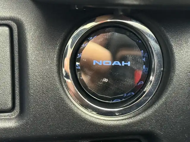 トヨタ ノア ハイブリッド Si 愛知県 2020(令2)年 1.9万km ホワイトパールクリスタルシャイン ディーラーオプション10インチTコネクトナビ/　　・Bluetooth対応/フルセグTV/HDMI/ドライブレコーダー/ビルトインETC/純正12.1インチ後席フリップダウンモニター/シートヒーター（前席）/キャプテンシート/社外ラバーマット/片側パワースライドドア（左側）/純正リヤスポイラー/純正16インチアルミホイール/LEDヘッドライト/社外ドアミラーガーニッシュ/クリアランスソナー/プリクラッシュセーフティ/クルーズコントロール/レーンキープアシスト/取扱説明書/保証書/スペアキー