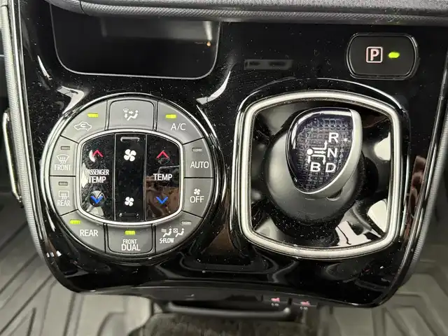 トヨタ ノア ハイブリッド Si 愛知県 2020(令2)年 1.9万km ホワイトパールクリスタルシャイン ディーラーオプション10インチTコネクトナビ/　　・Bluetooth対応/フルセグTV/HDMI/ドライブレコーダー/ビルトインETC/純正12.1インチ後席フリップダウンモニター/シートヒーター（前席）/キャプテンシート/社外ラバーマット/片側パワースライドドア（左側）/純正リヤスポイラー/純正16インチアルミホイール/LEDヘッドライト/社外ドアミラーガーニッシュ/クリアランスソナー/プリクラッシュセーフティ/クルーズコントロール/レーンキープアシスト/取扱説明書/保証書/スペアキー
