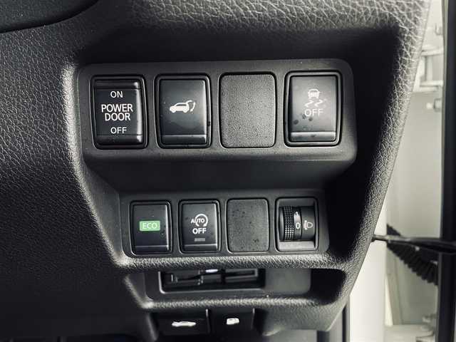 日産 エクストレイル 20Xi Vセレクション 道央・札幌 2022(令4)年 1.9万km ブリリアントホワイトパール ・4WD/・ワンオーナー/・NISMO製エアロ（FリップSRアンダー）/・NISMO製スポーツマフラー/・純正18inchブラックAW/・純正SDナビ（MM320D-L）/　CD/DVD/SD/Bt/USB/iPod/AUX/フルセグ/・アラウンドビューモニター/・プロパイロット/・エマージェンシーブレーキ/・車線、後側方車両検知警報/・クロストラフィック/・カプロンシート/・シートヒーター（全席）/・パワーシート（D/N）/・LEDヘッドライト/・オートハイビーム/・オートライト/・コーナーセンサー（F/R）/・デジタルインナーミラー/・オートブレーキホールド/・ビルトインETC/・社外前後ドライブレコーダー（CS-91FH）/・スマートキー/・プッシュスタート/・純正エンジンスターター/・社外AWスタッドレス積込/（’22 40週目製造 DM-V3 225/60R18）/・保証書、取説（有）/・スペアキーｘ１