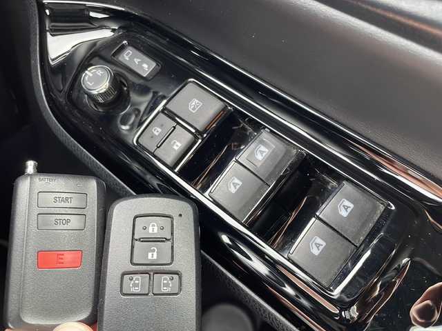 トヨタ ノア Si ダブルバイビー 青森県 2019(平31)年 7.9万km ブラック 4WD/純正SDナビ/CD・DVD・Bluetooth・SD・AUX/純正12.1イ型フリップダウンモニター/両側パワースライドドア/合皮コンビシート/リアオートエアコン/セーフティセンス/プリクラッシュセーフティ/レーンディパーチャーアラート/オートマチックハイビーム/クルーズコントロール/純正前方ドライブレコーダー/純正エンジンスターター/ビルトインETC/LEDヘッドライト/LEDフォグライト/純正16インチアルミ/スマートキー/プッシュスタート