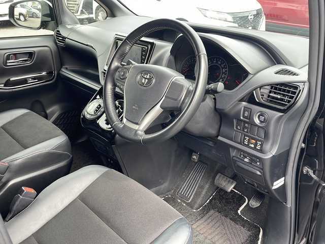 トヨタ ノア Si ダブルバイビー 青森県 2019(平31)年 7.9万km ブラック 4WD/純正SDナビ/CD・DVD・Bluetooth・SD・AUX/純正12.1イ型フリップダウンモニター/両側パワースライドドア/合皮コンビシート/リアオートエアコン/セーフティセンス/プリクラッシュセーフティ/レーンディパーチャーアラート/オートマチックハイビーム/クルーズコントロール/純正前方ドライブレコーダー/純正エンジンスターター/ビルトインETC/LEDヘッドライト/LEDフォグライト/純正16インチアルミ/スマートキー/プッシュスタート