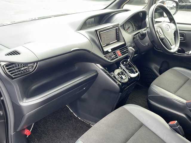 トヨタ ノア Si ダブルバイビー 青森県 2019(平31)年 7.9万km ブラック 4WD/純正SDナビ/CD・DVD・Bluetooth・SD・AUX/純正12.1イ型フリップダウンモニター/両側パワースライドドア/合皮コンビシート/リアオートエアコン/セーフティセンス/プリクラッシュセーフティ/レーンディパーチャーアラート/オートマチックハイビーム/クルーズコントロール/純正前方ドライブレコーダー/純正エンジンスターター/ビルトインETC/LEDヘッドライト/LEDフォグライト/純正16インチアルミ/スマートキー/プッシュスタート