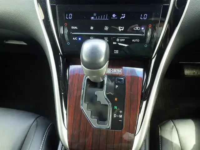 トヨタ ハリアー プレミアム 千葉県 2014(平26)年 6.9万km ブラック 235/55R18/パワーバックドア/運転席パワーシート/ハーフレザーシート/9インチ純正SDナビ/地デジTV/【DVD/CD再生機能　Bluetooth接続】/バックカメラ/ドライブレコーダー（前後撮影）/革巻きステアリング/ステアリングスイッチ/ETC/LEDヘッドライト/フォグライト/ウインカーミラー/純正18インチアルミホイル/サイド/カーテンエアバッグ/スマートキー