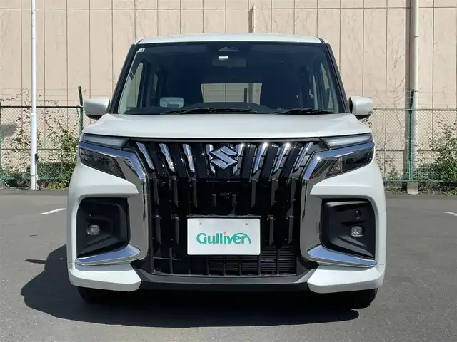 スズキ ソリオ バンディット HV MV 東京都 2025(令7)年 0.4万km ピュアホワイトP ワンオーナー　/ヘッドアップディスプレィ　/ブラインドスポットモニター　/純正ＬＥＤヘッドライト　/セーフティサポート /（予防安全技術）/・デュアルセンサーブレーキサポート２/・後方誤発進抑制機能/・誤発進抑制機能/・低速時ブレーキサポート/・パーキングセンサー/・全車速追従機能停止保持機能付クルーズコントロール　/・発進お知らせ機能/・ハイビームアシスト/・車線逸脱警報/両側パワースライドドア/プッシュエンジンスタート/パーソナルテーブル/・ロールサンシェード/保証書＆取説