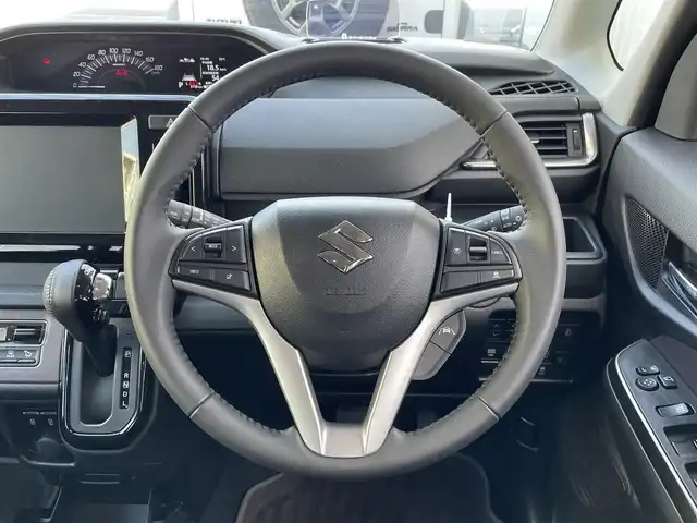 スズキ ソリオ バンディット HV MV 東京都 2025(令7)年 0.4万km ピュアホワイトP ワンオーナー　/ヘッドアップディスプレィ　/ブラインドスポットモニター　/純正ＬＥＤヘッドライト　/セーフティサポート /（予防安全技術）/・デュアルセンサーブレーキサポート２/・後方誤発進抑制機能/・誤発進抑制機能/・低速時ブレーキサポート/・パーキングセンサー/・全車速追従機能停止保持機能付クルーズコントロール　/・発進お知らせ機能/・ハイビームアシスト/・車線逸脱警報/両側パワースライドドア/プッシュエンジンスタート/パーソナルテーブル/・ロールサンシェード/保証書＆取説