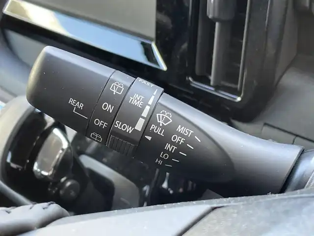 スズキ ソリオ バンディット HV MV 東京都 2025(令7)年 0.4万km ピュアホワイトP ワンオーナー　/ヘッドアップディスプレィ　/ブラインドスポットモニター　/純正ＬＥＤヘッドライト　/セーフティサポート /（予防安全技術）/・デュアルセンサーブレーキサポート２/・後方誤発進抑制機能/・誤発進抑制機能/・低速時ブレーキサポート/・パーキングセンサー/・全車速追従機能停止保持機能付クルーズコントロール　/・発進お知らせ機能/・ハイビームアシスト/・車線逸脱警報/両側パワースライドドア/プッシュエンジンスタート/パーソナルテーブル/・ロールサンシェード/保証書＆取説