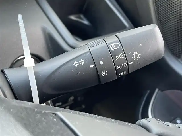 スズキ ソリオ バンディット HV MV 東京都 2025(令7)年 0.4万km ピュアホワイトP ワンオーナー　/ヘッドアップディスプレィ　/ブラインドスポットモニター　/純正ＬＥＤヘッドライト　/セーフティサポート /（予防安全技術）/・デュアルセンサーブレーキサポート２/・後方誤発進抑制機能/・誤発進抑制機能/・低速時ブレーキサポート/・パーキングセンサー/・全車速追従機能停止保持機能付クルーズコントロール　/・発進お知らせ機能/・ハイビームアシスト/・車線逸脱警報/両側パワースライドドア/プッシュエンジンスタート/パーソナルテーブル/・ロールサンシェード/保証書＆取説