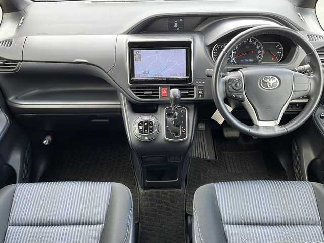 トヨタ ヴォクシー ZS 道東・釧路十勝 2014(平26)年 10.5万km ブラッキッシュアゲハガラスフレーク ・４WD/・寒冷地仕様/・MTモード付AT/・純正9インチSDナビ/（CD/DVD/BT/FM/AM/SD/フルセグ）/・バックカメラ/・ETC/・両側パワースライドドア/・アイドリングストップ/・フロントワイパーデアイサー/・電動格納ミラー/・サンシェード/・横滑り防止/・盗難防止/・LEDヘッドライト/・オートライト/・フォグランプ/・プッシュスタート/・スマートキー/・純正16インチアルミホイール