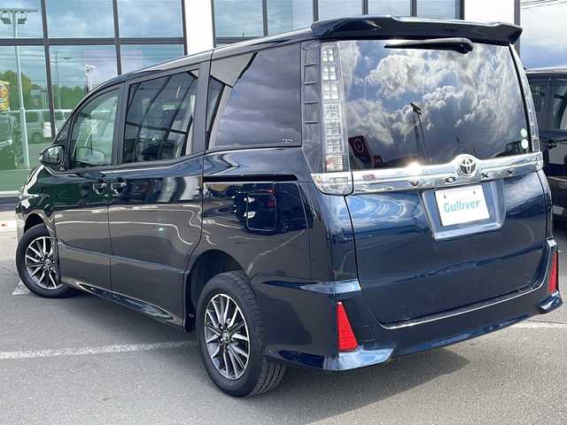 トヨタ ヴォクシー ZS 道東・釧路十勝 2014(平26)年 10.5万km ブラッキッシュアゲハガラスフレーク ・４WD/・寒冷地仕様/・MTモード付AT/・純正9インチSDナビ/（CD/DVD/BT/FM/AM/SD/フルセグ）/・バックカメラ/・ETC/・両側パワースライドドア/・アイドリングストップ/・フロントワイパーデアイサー/・電動格納ミラー/・サンシェード/・横滑り防止/・盗難防止/・LEDヘッドライト/・オートライト/・フォグランプ/・プッシュスタート/・スマートキー/・純正16インチアルミホイール