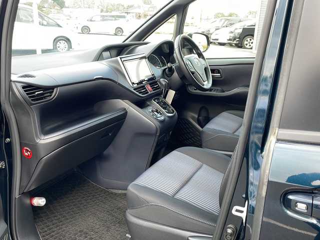 トヨタ ヴォクシー ZS 道東・釧路十勝 2014(平26)年 10.5万km ブラッキッシュアゲハガラスフレーク ・４WD/・寒冷地仕様/・MTモード付AT/・純正9インチSDナビ/（CD/DVD/BT/FM/AM/SD/フルセグ）/・バックカメラ/・ETC/・両側パワースライドドア/・アイドリングストップ/・フロントワイパーデアイサー/・電動格納ミラー/・サンシェード/・横滑り防止/・盗難防止/・LEDヘッドライト/・オートライト/・フォグランプ/・プッシュスタート/・スマートキー/・純正16インチアルミホイール
