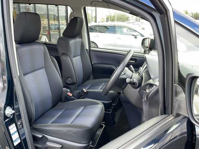 トヨタ ヴォクシー ZS 道東・釧路十勝 2014(平26)年 10.5万km ブラッキッシュアゲハガラスフレーク ・４WD/・寒冷地仕様/・MTモード付AT/・純正9インチSDナビ/（CD/DVD/BT/FM/AM/SD/フルセグ）/・バックカメラ/・ETC/・両側パワースライドドア/・アイドリングストップ/・フロントワイパーデアイサー/・電動格納ミラー/・サンシェード/・横滑り防止/・盗難防止/・LEDヘッドライト/・オートライト/・フォグランプ/・プッシュスタート/・スマートキー/・純正16インチアルミホイール