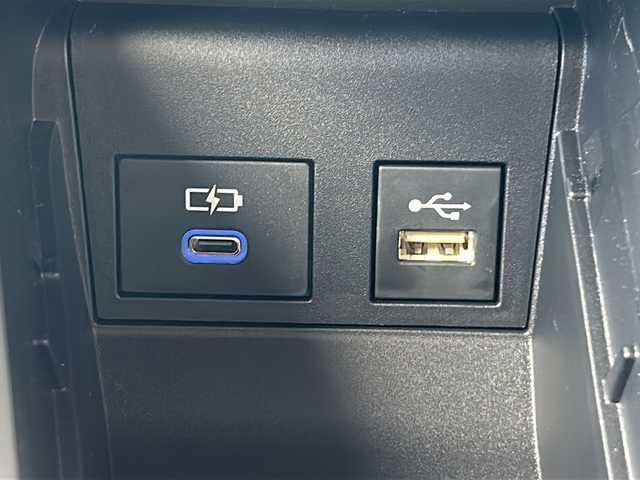 トヨタ ヴォクシー ハイブリッド S－Z 三重県 2022(令4)年 4.8万km アティチュードブラックマイカ 純正ディスプレイオーディオナビ　/バックカメラ　/両側パワースライドドア/ＡＣ１００Ｖ充電　/USB・タイプC給電ポート/ビルトインETC2.0 /前席シートヒーター　/レーダークルーズコントロール /レーンキープアシスト/衝突軽減ブレーキ/前後コーナーセンサー /ハーフレザーシート/LEDヘッドライト/オートライト/純正フロアマット/電動格納ミラー/禁煙車