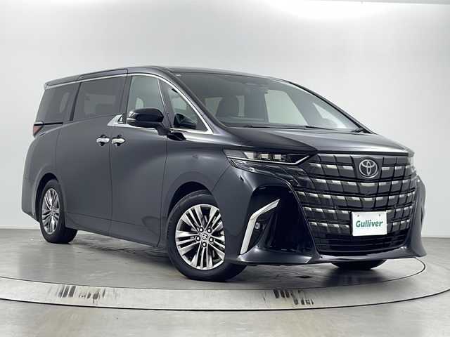 トヨタ アルファードハイブリット Z 埼玉県 2024(令6)年 1.9万km ブラック 純正13.2型有機EL後席モニター/純正ディスプレイオーディオ/(Bluetooth/HDMI/USB/AM/FM)/地デジフルセグ/全方位カメラ/前後ドライブレコーダー/ETC2.0/デジタルインナーミラー/アダプティブクルーズコントロール/ブラインドスポットモニター/車線逸脱警報/衝突軽減ブレーキ/オートマチックハイビーム/クリアランスソナー/AC100V/パワーバックドア/シートメモリー/置くだけ充電/ステアリングヒーター/前席・2列目シートヒーター・ベンチレーション/電子パーキングシステム/ブレーキホールド/MTモード付AT/プッシュスタート/ステアリングリモコン/ウィンカー・電動格納ミラー/フロントフォグランプ/ロールサンシェード/純正フロアマット/純正18インチアルミホイール