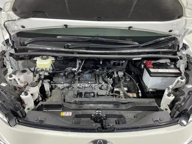 トヨタ ヴォクシー ハイブリッド S－G 神奈川県 2024(令6)年 2.1万km ホワイトパールクリスタルシャイン 純正10.5インチディスプレイオーディオ　コネクテッドナビ/AM　FM　フルセグ　DVD　CD　USB　Bluetooth　Miracast/バックカメラ/両側パワースライドドア/トヨタセーフティセンス/ビルトインETC/レーダークルーズコントロール/純正LEDヘッドライト/オートライト/オートマチックハイビーム/オートレベライザー/革巻きステアリング/ステアリングリモコン/オートホールド/ISOFIX対応/スマートキー/スペアキー/純正フロアマット/リアドアサンシェード/純正１６インチアルミホイール付きサマータイヤ/レーンディパーチャーアラート/プリクラッシュセーフティ/プロアクティブドライビングアシスト/ロードサインアシスト/パーキングサポートブレーキ/純正フロアマット/W＋サイドエアバッグ/盗難防止装置