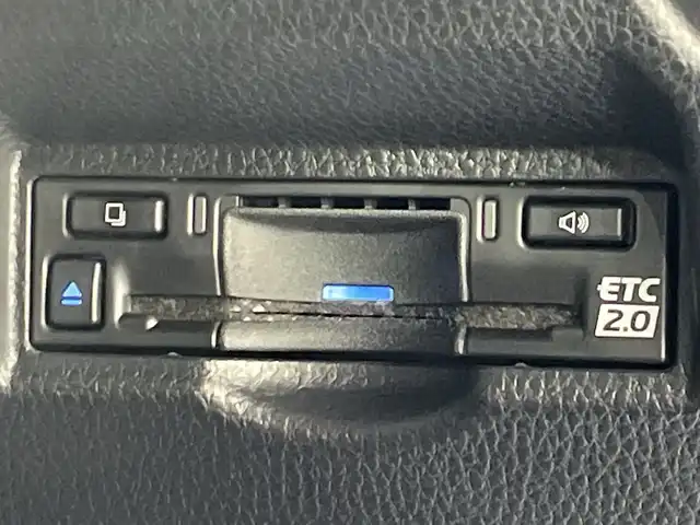 トヨタ ヴォクシー ハイブリッド S－G 神奈川県 2024(令6)年 2.1万km ホワイトパールクリスタルシャイン 純正10.5インチディスプレイオーディオ　コネクテッドナビ/AM　FM　フルセグ　DVD　CD　USB　Bluetooth　Miracast/バックカメラ/両側パワースライドドア/トヨタセーフティセンス/ビルトインETC/レーダークルーズコントロール/純正LEDヘッドライト/オートライト/オートマチックハイビーム/オートレベライザー/革巻きステアリング/ステアリングリモコン/オートホールド/ISOFIX対応/スマートキー/スペアキー/純正フロアマット/リアドアサンシェード/純正１６インチアルミホイール付きサマータイヤ/レーンディパーチャーアラート/プリクラッシュセーフティ/プロアクティブドライビングアシスト/ロードサインアシスト/パーキングサポートブレーキ/純正フロアマット/W＋サイドエアバッグ/盗難防止装置