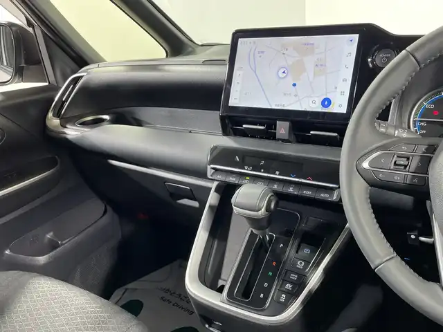 トヨタ ヴォクシー ハイブリッド S－G 神奈川県 2024(令6)年 2.1万km ホワイトパールクリスタルシャイン 純正10.5インチディスプレイオーディオ　コネクテッドナビ/AM　FM　フルセグ　DVD　CD　USB　Bluetooth　Miracast/バックカメラ/両側パワースライドドア/トヨタセーフティセンス/ビルトインETC/レーダークルーズコントロール/純正LEDヘッドライト/オートライト/オートマチックハイビーム/オートレベライザー/革巻きステアリング/ステアリングリモコン/オートホールド/ISOFIX対応/スマートキー/スペアキー/純正フロアマット/リアドアサンシェード/純正１６インチアルミホイール付きサマータイヤ/レーンディパーチャーアラート/プリクラッシュセーフティ/プロアクティブドライビングアシスト/ロードサインアシスト/パーキングサポートブレーキ/純正フロアマット/W＋サイドエアバッグ/盗難防止装置