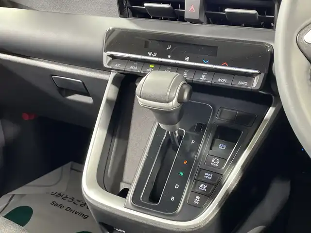 トヨタ ヴォクシー ハイブリッド S－G 神奈川県 2024(令6)年 2.1万km ホワイトパールクリスタルシャイン 純正10.5インチディスプレイオーディオ　コネクテッドナビ/AM　FM　フルセグ　DVD　CD　USB　Bluetooth　Miracast/バックカメラ/両側パワースライドドア/トヨタセーフティセンス/ビルトインETC/レーダークルーズコントロール/純正LEDヘッドライト/オートライト/オートマチックハイビーム/オートレベライザー/革巻きステアリング/ステアリングリモコン/オートホールド/ISOFIX対応/スマートキー/スペアキー/純正フロアマット/リアドアサンシェード/純正１６インチアルミホイール付きサマータイヤ/レーンディパーチャーアラート/プリクラッシュセーフティ/プロアクティブドライビングアシスト/ロードサインアシスト/パーキングサポートブレーキ/純正フロアマット/W＋サイドエアバッグ/盗難防止装置