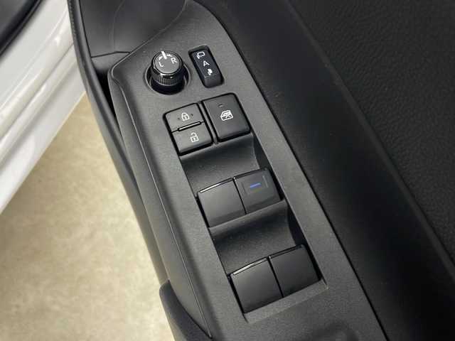 トヨタ アクア X 秋田県 2022(令4)年 3.4万km プラチナホワイトパールマイカ 4WD/純正ナビ/（FM/AM/Bluetooth/Miracast）/バックカメラ/衝突軽減装置/横滑り防止装置/レーンキープアシスト/レーダークルーズコントロール/コーナーセンサー/ビルトインETC/前方ドライブレコーダー/ステアリングリモコン/ドアミラーヒーター/LEDヘッドライト/オートライト/オートハイビーム/ヘッドライトレベライザー/電動格納ミラー/プッシュスタート/スマートキー/スペアキー/純正フロアマット