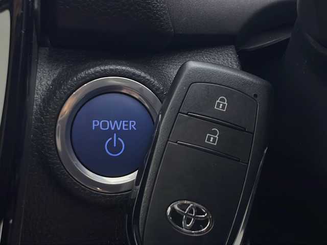 トヨタ アクア X 秋田県 2022(令4)年 3.4万km プラチナホワイトパールマイカ 4WD/純正ナビ/（FM/AM/Bluetooth/Miracast）/バックカメラ/衝突軽減装置/横滑り防止装置/レーンキープアシスト/レーダークルーズコントロール/コーナーセンサー/ビルトインETC/前方ドライブレコーダー/ステアリングリモコン/ドアミラーヒーター/LEDヘッドライト/オートライト/オートハイビーム/ヘッドライトレベライザー/電動格納ミラー/プッシュスタート/スマートキー/スペアキー/純正フロアマット