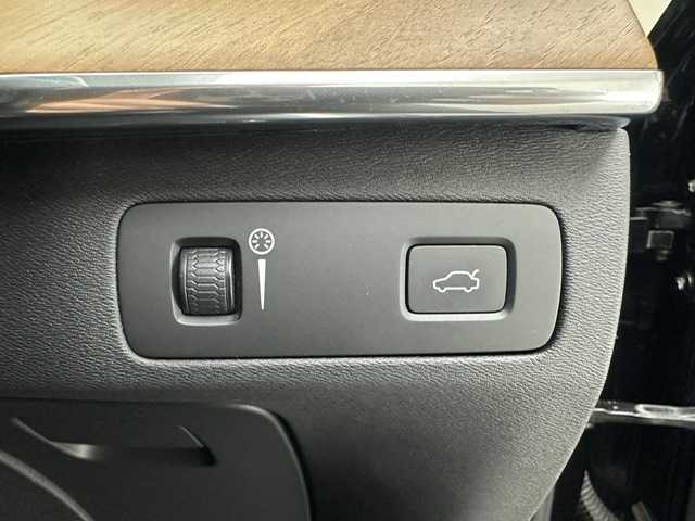 ボルボ ＸＣ９０ T6 AWD インスクリプション 兵庫県 2019(令1)年 8.5万km オニキスブラックP 純正HDDナビ/（CD、DVD、フルセグTV、BT）/Apple Car Play/Andoroid Auto/アラウンドビューモニター/バックカメラ/前方ドライブレコーダー/パワーバックドア/前後コーナーセンサー/オートハイビーム/純正フロアマット/ETC/レザーシート/パワーシート/シートヒーター/シートベンチレーション/ステアリングヒーター/スマートキー×2本/アイドリングストップ/4WD/自動駐車/コーナリングライト/ブラインドスポットモニター/LKA/CTA/PCS/harman/kardon/追従式クルーズコントロール/ルーフレール/純正20インチアルミホイール