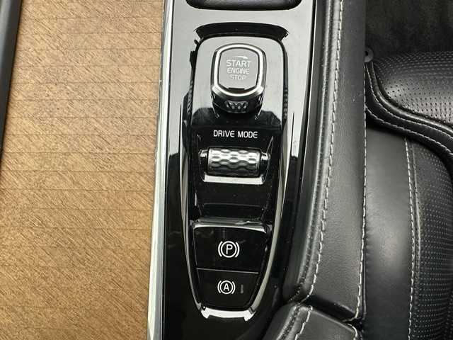 ボルボ ＸＣ９０ T6 AWD インスクリプション 兵庫県 2019(令1)年 8.5万km オニキスブラックP 純正HDDナビ/（CD、DVD、フルセグTV、BT）/Apple Car Play/Andoroid Auto/アラウンドビューモニター/バックカメラ/前方ドライブレコーダー/パワーバックドア/前後コーナーセンサー/オートハイビーム/純正フロアマット/ETC/レザーシート/パワーシート/シートヒーター/シートベンチレーション/ステアリングヒーター/スマートキー×2本/アイドリングストップ/4WD/自動駐車/コーナリングライト/ブラインドスポットモニター/LKA/CTA/PCS/harman/kardon/追従式クルーズコントロール/ルーフレール/純正20インチアルミホイール