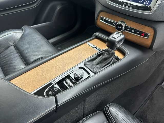 ボルボ ＸＣ９０ T6 AWD インスクリプション 兵庫県 2019(令1)年 8.5万km オニキスブラックP 純正HDDナビ/（CD、DVD、フルセグTV、BT）/Apple Car Play/Andoroid Auto/アラウンドビューモニター/バックカメラ/前方ドライブレコーダー/パワーバックドア/前後コーナーセンサー/オートハイビーム/純正フロアマット/ETC/レザーシート/パワーシート/シートヒーター/シートベンチレーション/ステアリングヒーター/スマートキー×2本/アイドリングストップ/4WD/自動駐車/コーナリングライト/ブラインドスポットモニター/LKA/CTA/PCS/harman/kardon/追従式クルーズコントロール/ルーフレール/純正20インチアルミホイール