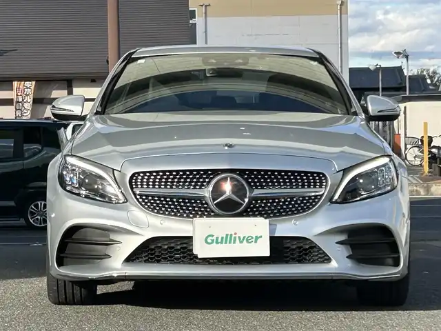 メルセデス・ベンツ Ｃ２００ アバンギャルド AMGライン 奈良県 2019(平31)年 2.6万km イリジウムシルバー /純正ナビ/BT/USB/フルセグTV//衝突軽減システム//レーダークルーズコントロール/レーンキープアシスト//エアサス/クリアランスソナー/アクティブパーキングアシスト///BSM/アイドリングストップ//前席シートヒーター//前席パワーシート・メモリシート//パドルシフト//バックカメラ//ステアリングスイッチ//革巻きステアリング//黒本革シート//スペアキーｘ１//オートリトラドアミラー//プッシュスタート//フォグ//LEDオートライト//前後ドライブレコーダー//ETC//18インチAW//保証書・取扱説明書