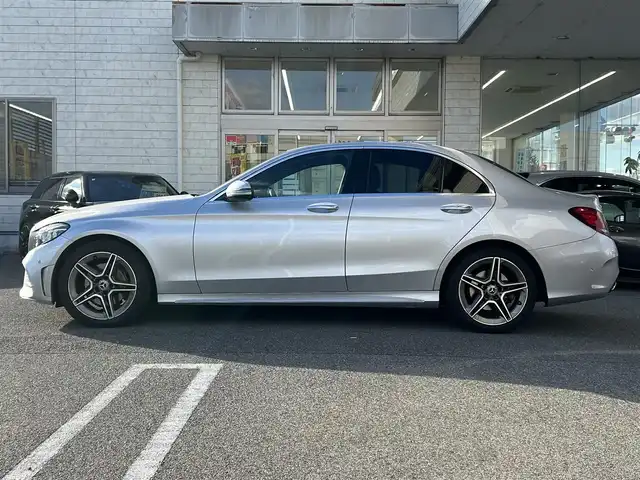 メルセデス・ベンツ Ｃ２００ アバンギャルド AMGライン 奈良県 2019(平31)年 2.6万km イリジウムシルバー /純正ナビ/BT/USB/フルセグTV//衝突軽減システム//レーダークルーズコントロール/レーンキープアシスト//エアサス/クリアランスソナー/アクティブパーキングアシスト///BSM/アイドリングストップ//前席シートヒーター//前席パワーシート・メモリシート//パドルシフト//バックカメラ//ステアリングスイッチ//革巻きステアリング//黒本革シート//スペアキーｘ１//オートリトラドアミラー//プッシュスタート//フォグ//LEDオートライト//前後ドライブレコーダー//ETC//18インチAW//保証書・取扱説明書