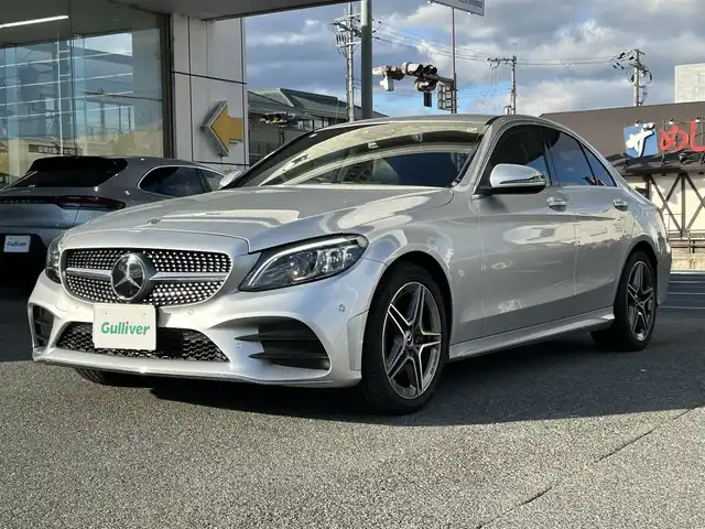 メルセデス・ベンツ Ｃ２００ アバンギャルド AMGライン 奈良県 2019(平31)年 2.6万km イリジウムシルバー /純正ナビ/BT/USB/フルセグTV//衝突軽減システム//レーダークルーズコントロール/レーンキープアシスト//エアサス/クリアランスソナー/アクティブパーキングアシスト///BSM/アイドリングストップ//前席シートヒーター//前席パワーシート・メモリシート//パドルシフト//バックカメラ//ステアリングスイッチ//革巻きステアリング//黒本革シート//スペアキーｘ１//オートリトラドアミラー//プッシュスタート//フォグ//LEDオートライト//前後ドライブレコーダー//ETC//18インチAW//保証書・取扱説明書