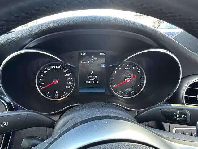 メルセデス・ベンツ Ｃ２００ アバンギャルド AMGライン 奈良県 2019(平31)年 2.6万km イリジウムシルバー /純正ナビ/BT/USB/フルセグTV//衝突軽減システム//レーダークルーズコントロール/レーンキープアシスト//エアサス/クリアランスソナー/アクティブパーキングアシスト///BSM/アイドリングストップ//前席シートヒーター//前席パワーシート・メモリシート//パドルシフト//バックカメラ//ステアリングスイッチ//革巻きステアリング//黒本革シート//スペアキーｘ１//オートリトラドアミラー//プッシュスタート//フォグ//LEDオートライト//前後ドライブレコーダー//ETC//18インチAW//保証書・取扱説明書