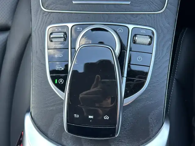 メルセデス・ベンツ Ｃ２００ アバンギャルド AMGライン 奈良県 2019(平31)年 2.6万km イリジウムシルバー /純正ナビ/BT/USB/フルセグTV//衝突軽減システム//レーダークルーズコントロール/レーンキープアシスト//エアサス/クリアランスソナー/アクティブパーキングアシスト///BSM/アイドリングストップ//前席シートヒーター//前席パワーシート・メモリシート//パドルシフト//バックカメラ//ステアリングスイッチ//革巻きステアリング//黒本革シート//スペアキーｘ１//オートリトラドアミラー//プッシュスタート//フォグ//LEDオートライト//前後ドライブレコーダー//ETC//18インチAW//保証書・取扱説明書