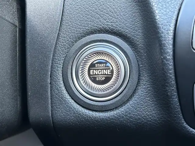 メルセデス・ベンツ Ｃ２００ アバンギャルド AMGライン 奈良県 2019(平31)年 2.6万km イリジウムシルバー /純正ナビ/BT/USB/フルセグTV//衝突軽減システム//レーダークルーズコントロール/レーンキープアシスト//エアサス/クリアランスソナー/アクティブパーキングアシスト///BSM/アイドリングストップ//前席シートヒーター//前席パワーシート・メモリシート//パドルシフト//バックカメラ//ステアリングスイッチ//革巻きステアリング//黒本革シート//スペアキーｘ１//オートリトラドアミラー//プッシュスタート//フォグ//LEDオートライト//前後ドライブレコーダー//ETC//18インチAW//保証書・取扱説明書