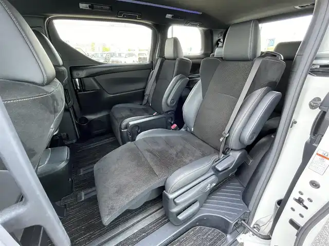 トヨタ アルファード S タイプゴールド 道央・札幌 2020(令2)年 8.3万km ホワイトパールクリスタルシャイン ４WD/純正ディーラーOPナビ/CD/DVD/BT/フルセグ/純正フリップダウンモニター/トヨタセーフティセンス/プリクラッシュセーフティ/横滑り防止装置/レーダークルーズコントロール/レーンキープアシスト/クリアランスソナー/パーキングサポートブレーキ/ロードサインアシスト/バックカメラ/ビルトインETC2.0/ドライブレコーダー/アイドリングストップ/ECOMODE/両側パワースライドドア/パワーバックドア/2列目オットマン/ハーフレザーシート/革巻きウッドコンビステアリング/ステアリングリモコン/AC100V/電動パーキング/ブレーキホールド/MTモード付AT/レーダー探知機/プッシュスタート/スマートキー/LEDヘッドライト/オートライト/オートハイビーム/フォグランプ/電動格納ミラー/ウィンカーミラー/純正フロアマット/ドアバイザー/スペアキー
