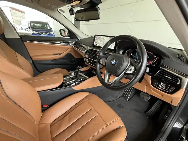 ＢＭＷ ５２３ｄ xDrive ラグジュアリー 山形県 2022(令4)年 2.9万km 黒 ・純正ナビ/・バックカメラ/・Bluetooth/USB/フルセグ/・アンビエントライト/・アダプティブクルーズコントロール/・衝突回避アシスト/・パーキングアシスト/・レーンチェンジアシスト/・ステアリングレーンアシスト/・防眩ハイビームアシスト/・前後社外ドラレコ/・アクティブプロテクション/・インテリジェントパーソナルアシスト/・制限速度情報