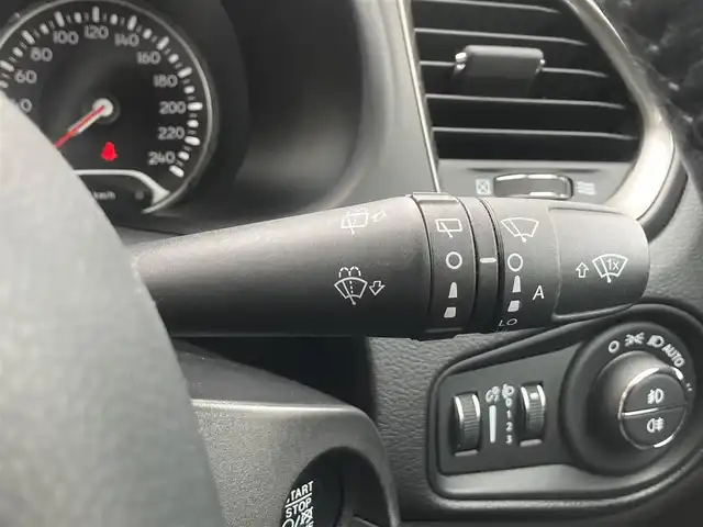 クライスラー・ジープ ジープ レネゲード リミテッド 熊本県 2022(令4)年 1.9万km 赤 ・スマートキー/・プッシュスタート/・自動緊急ブレーキ/・レーンセンス/・パークセンス/・ブラインドスポットモニター/・アクディブヘッドライト/・オートディムハイビーム/・クルーズコントロール(追従式)/・黒革シート/・前席パワーシート/・前席シートヒーター /・ハンドルヒーター /・純正メモリナビ/　【Bluetooth・USB・AUX・AppleCarPlay】/・フルセグTV/・バックカメラ/・ETC2.0/・ドライブレコーダー(前後録画)/・フォグランプ/・純正マット/・保証書/取説