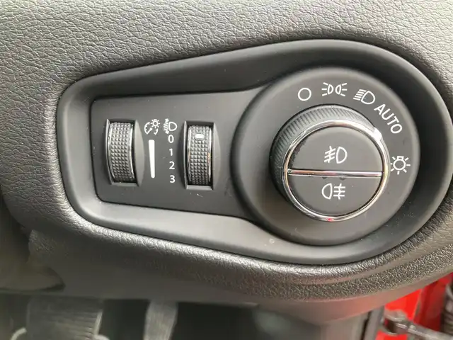 クライスラー・ジープ ジープ レネゲード リミテッド 熊本県 2022(令4)年 1.9万km 赤 ・スマートキー/・プッシュスタート/・自動緊急ブレーキ/・レーンセンス/・パークセンス/・ブラインドスポットモニター/・アクディブヘッドライト/・オートディムハイビーム/・クルーズコントロール(追従式)/・黒革シート/・前席パワーシート/・前席シートヒーター /・ハンドルヒーター /・純正メモリナビ/　【Bluetooth・USB・AUX・AppleCarPlay】/・フルセグTV/・バックカメラ/・ETC2.0/・ドライブレコーダー(前後録画)/・フォグランプ/・純正マット/・保証書/取説