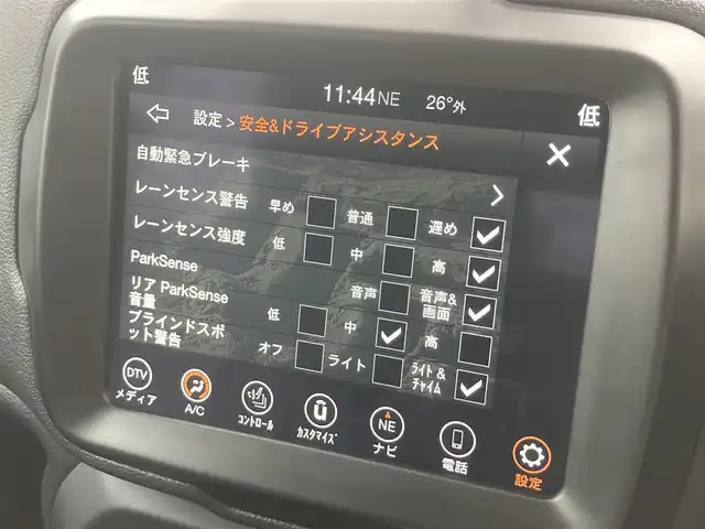 クライスラー・ジープ ジープ レネゲード リミテッド 熊本県 2022(令4)年 1.9万km 赤 ・スマートキー/・プッシュスタート/・自動緊急ブレーキ/・レーンセンス/・パークセンス/・ブラインドスポットモニター/・アクディブヘッドライト/・オートディムハイビーム/・クルーズコントロール(追従式)/・黒革シート/・前席パワーシート/・前席シートヒーター /・ハンドルヒーター /・純正メモリナビ/　【Bluetooth・USB・AUX・AppleCarPlay】/・フルセグTV/・バックカメラ/・ETC2.0/・ドライブレコーダー(前後録画)/・フォグランプ/・純正マット/・保証書/取説