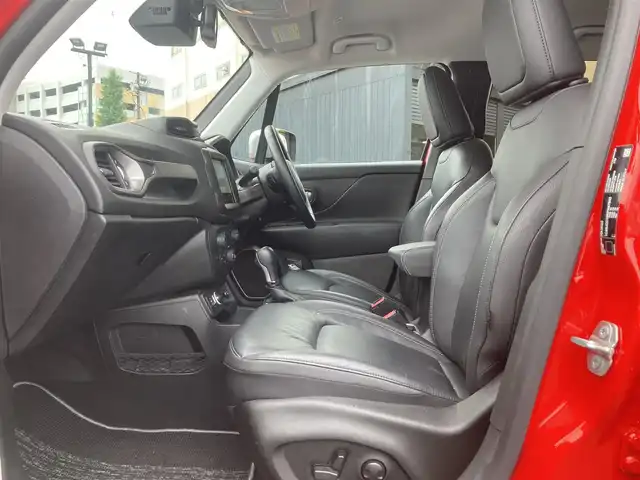 クライスラー・ジープ ジープ レネゲード リミテッド 熊本県 2022(令4)年 1.9万km 赤 ・スマートキー/・プッシュスタート/・自動緊急ブレーキ/・レーンセンス/・パークセンス/・ブラインドスポットモニター/・アクディブヘッドライト/・オートディムハイビーム/・クルーズコントロール(追従式)/・黒革シート/・前席パワーシート/・前席シートヒーター /・ハンドルヒーター /・純正メモリナビ/　【Bluetooth・USB・AUX・AppleCarPlay】/・フルセグTV/・バックカメラ/・ETC2.0/・ドライブレコーダー(前後録画)/・フォグランプ/・純正マット/・保証書/取説