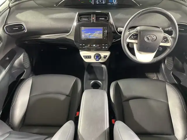 トヨタ プリウス S ツーリングセレクション 福岡県 2018(平30)年 5.3万km ホワイトパールクリスタルシャイン 社外ナビ/Bluetooth/フルセグTV/CD/DVD/レーダークルーズコントロール/レーンアシスト/衝突被害軽減ブレーキ/横滑り防止装置/レザーシート/シートヒーター/ビルトインETC/オートエアコン/純正フロアマット/純正17インチアルミホイール/電動格納ミラー/オートマチックハイビーム/LEDオートライト