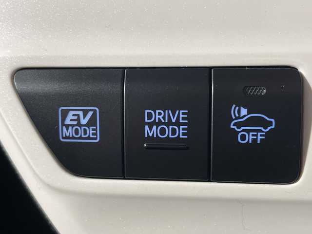 トヨタ プリウス S ツーリングセレクション 福岡県 2018(平30)年 5.3万km ホワイトパールクリスタルシャイン 社外ナビ/Bluetooth/フルセグTV/CD/DVD/レーダークルーズコントロール/レーンアシスト/衝突被害軽減ブレーキ/横滑り防止装置/レザーシート/シートヒーター/ビルトインETC/オートエアコン/純正フロアマット/純正17インチアルミホイール/電動格納ミラー/オートマチックハイビーム/LEDオートライト