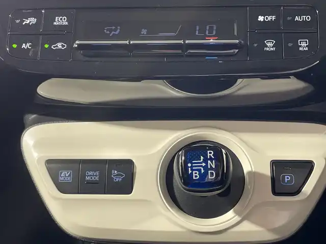 トヨタ プリウス S ツーリングセレクション 福岡県 2018(平30)年 5.3万km ホワイトパールクリスタルシャイン 社外ナビ/Bluetooth/フルセグTV/CD/DVD/レーダークルーズコントロール/レーンアシスト/衝突被害軽減ブレーキ/横滑り防止装置/レザーシート/シートヒーター/ビルトインETC/オートエアコン/純正フロアマット/純正17インチアルミホイール/電動格納ミラー/オートマチックハイビーム/LEDオートライト