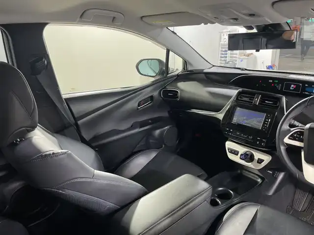 トヨタ プリウス S ツーリングセレクション 福岡県 2018(平30)年 5.3万km ホワイトパールクリスタルシャイン 社外ナビ/Bluetooth/フルセグTV/CD/DVD/レーダークルーズコントロール/レーンアシスト/衝突被害軽減ブレーキ/横滑り防止装置/レザーシート/シートヒーター/ビルトインETC/オートエアコン/純正フロアマット/純正17インチアルミホイール/電動格納ミラー/オートマチックハイビーム/LEDオートライト