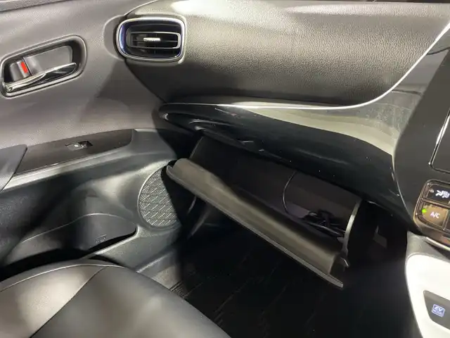 トヨタ プリウス S ツーリングセレクション 福岡県 2018(平30)年 5.3万km ホワイトパールクリスタルシャイン 社外ナビ/Bluetooth/フルセグTV/CD/DVD/レーダークルーズコントロール/レーンアシスト/衝突被害軽減ブレーキ/横滑り防止装置/レザーシート/シートヒーター/ビルトインETC/オートエアコン/純正フロアマット/純正17インチアルミホイール/電動格納ミラー/オートマチックハイビーム/LEDオートライト