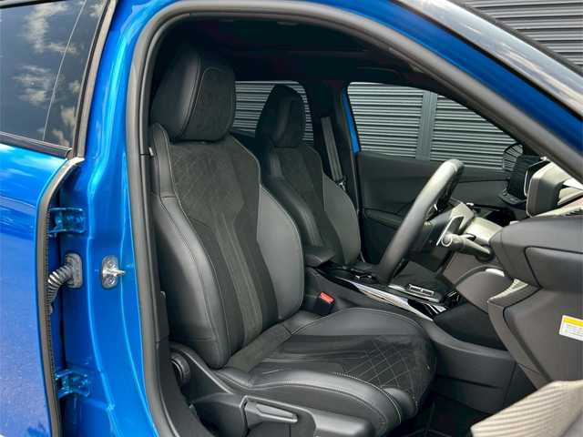 プジョー プジョー ２００８ GT ブルー HDi 茨城県 2023(令5)年 1.7万km 青 1オーナー/ パノラマSR /ACC /LKA /BSM /純正ナビ /360度カメラ /CarPlay/TV /BT /USB /半革シート /シートヒーター /LED /オートハイビーム /前後ドラレコ /純正17インチAW /ETC/禁煙車
