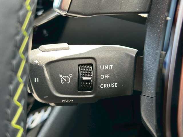 プジョー プジョー ２００８ GT ブルー HDi 茨城県 2023(令5)年 1.7万km 青 1オーナー/ パノラマSR /ACC /LKA /BSM /純正ナビ /360度カメラ /CarPlay/TV /BT /USB /半革シート /シートヒーター /LED /オートハイビーム /前後ドラレコ /純正17インチAW /ETC/禁煙車