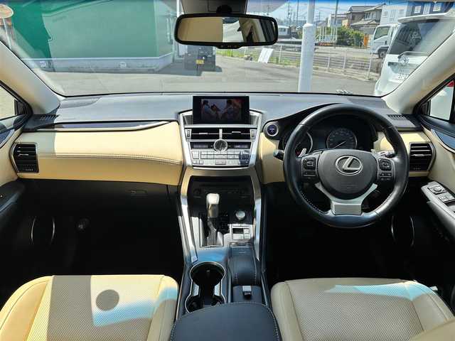 レクサス ＮＸ 300h バージョンL 宮城県 2016(平28)年 10.1万km ソニッククォーツ プリクラッシュセーフティシステムセット/・ミリ波レーダー式プリクラッシュセーフティシステム/・レーダークルーズコントロール/レーンディパーチャーアラートセット/・ステアリング制御付レーンディパーチャーアラート/・オートマチックハイビーム/ソナーセット/・パノラミックビューモニター/・ブラインドスポットモニター/・クリアランスソナー/・バックソナー/＝＝＝/純正ナビ/・CD/DVD/・Bluetooth/・フルセグTV/ビルトインETC/AC100V/100Wアクセサリーコンセント/パワーバックドア/本革シート/シートヒーター/ベンチレーション/パワーシート（運転席メモリー機能付）/電動格納/リクライニング機能付6:4分割可倒式シート（リア）/革巻きステアリング/ステアリングヒーター/パドルシフト/電動パーキングブレーキ/ブレーキホールド/角型3眼LEDヘッドランプ/フォグランプ/スマートキー＆プッシュスタート/電動格納ミラー/純正18インチAW/純正フロアマット/トノカバー/W/サイド/カーテンエアバッグ