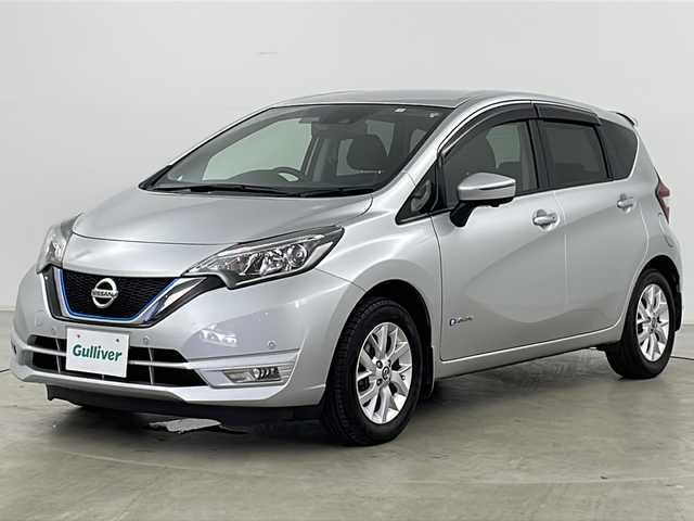日産 ノート e－パワーX FOUR Vセレ 道央・札幌 2020(令2)年 7.5万km ブリリアントシルバー ・４ＷＤ/・純正ナビ・ＣＤ・ＢＴ・ＴＶ・ＳＤ/・全方位カメラ/・デジタルインナーミラー/・エマージェンシーブレーキ/・ｅパワー/・車線逸脱警報/・ハイビームアシスト/・ＤＲＩＶＥＭＯＤＥ/・横滑り防止/・純正ドライブレコーダー/・ＥＴＣ/・純正フロアマット/・ＬＥＤヘッドライト/・フォグランプ/・オートライト/・純正１５インチアルミ