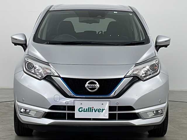 日産 ノート e－パワーX FOUR Vセレ 道央・札幌 2020(令2)年 7.5万km ブリリアントシルバー ・４ＷＤ/・純正ナビ・ＣＤ・ＢＴ・ＴＶ・ＳＤ/・全方位カメラ/・デジタルインナーミラー/・エマージェンシーブレーキ/・ｅパワー/・車線逸脱警報/・ハイビームアシスト/・ＤＲＩＶＥＭＯＤＥ/・横滑り防止/・純正ドライブレコーダー/・ＥＴＣ/・純正フロアマット/・ＬＥＤヘッドライト/・フォグランプ/・オートライト/・純正１５インチアルミ