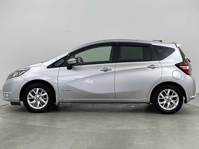 日産 ノート e－パワーX FOUR Vセレ 道央・札幌 2020(令2)年 7.5万km ブリリアントシルバー ・４ＷＤ/・純正ナビ・ＣＤ・ＢＴ・ＴＶ・ＳＤ/・全方位カメラ/・デジタルインナーミラー/・エマージェンシーブレーキ/・ｅパワー/・車線逸脱警報/・ハイビームアシスト/・ＤＲＩＶＥＭＯＤＥ/・横滑り防止/・純正ドライブレコーダー/・ＥＴＣ/・純正フロアマット/・ＬＥＤヘッドライト/・フォグランプ/・オートライト/・純正１５インチアルミ